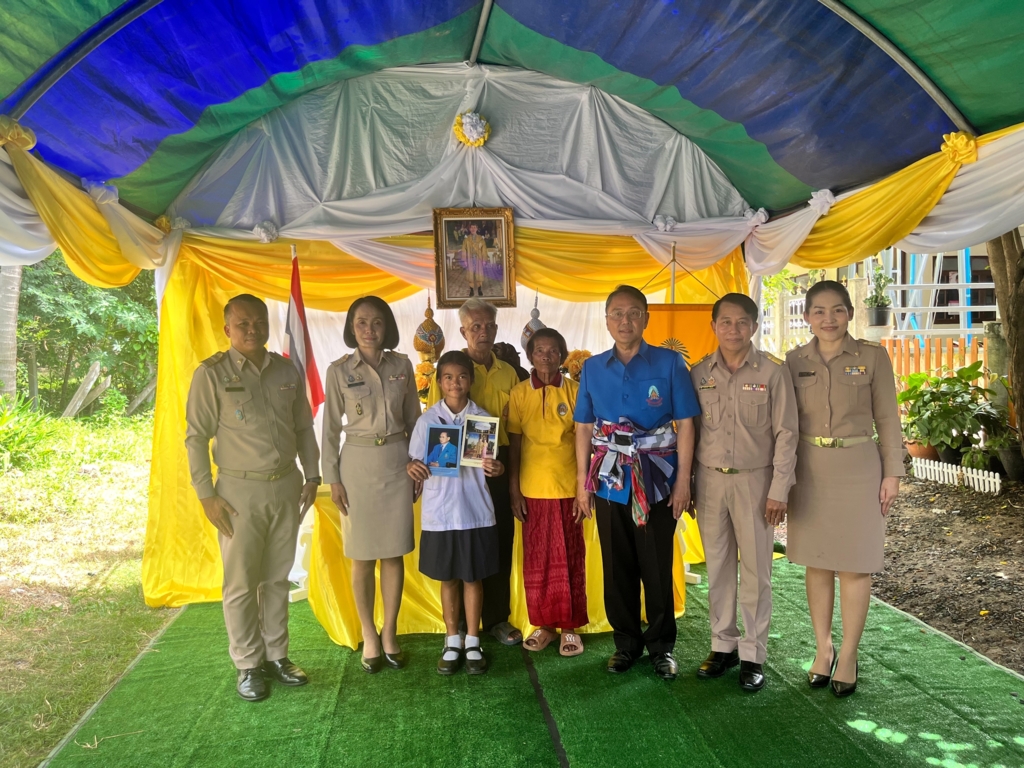 สพป.อุบลราชธานี เขต 1 ร่วมพิธีเชิญสิ่งของพระราชทานมอบช่วยเหลือผู้ประสบอัคคีภัย อำเภอม่วงสามสิบ