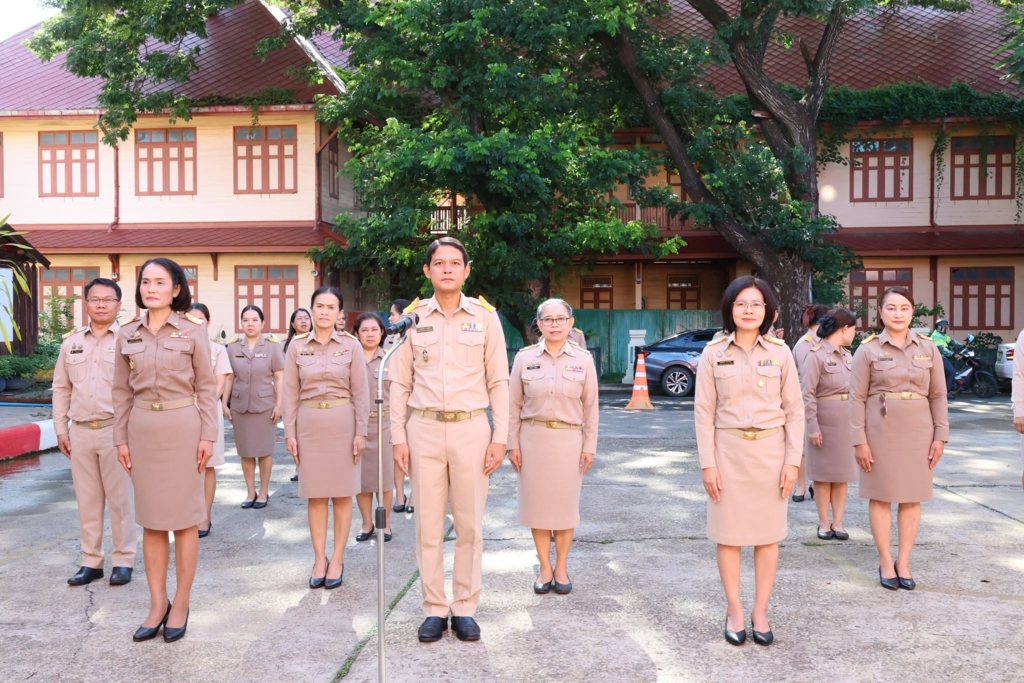 สพป.อุบลราชธานี เขต 1 เข้าแถวเคารพธงชาติ สวดมนต์ไหว้พระ และกล่าวคำปฏิญญาเขตสุจริต ประจำเดือนสิงหาคม 2569