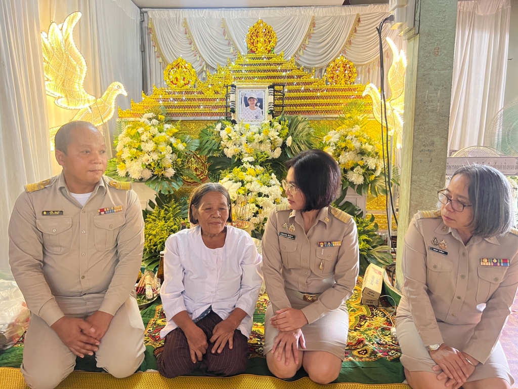 สพป.อุบลราชธานี เขต 1 ลงพื้นที่มอบเงินช่วยเหลือครอบครัวนักเรียนในสังกัด ตามโครงการช่วยเหลือนักเรียน ข้าราชการครู และบุคลากรทางการศึกษาที่ประสบภัย อุบัติเหตุ หรือเสียชีวิต ของสำนักงานเขตพื้นที่การศึกษาประถมศึกษาอุบลราชธานี เขต 1 “รวมใจ...ให้น้อง”