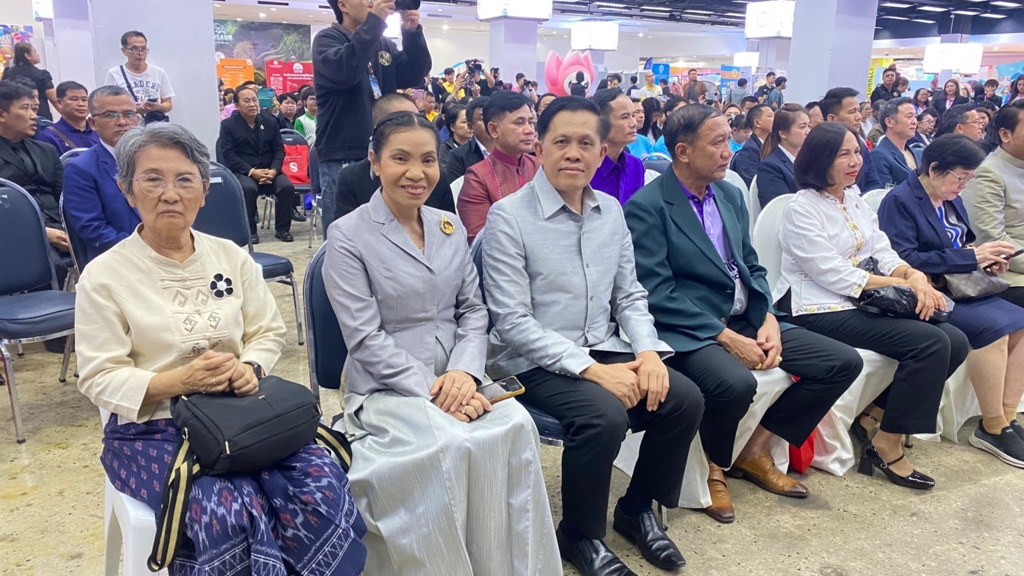 สพป.อุบลราชธานี เขต 1 ร่วมงานสัปดาห์หนังสือและการเรียนรู้ ครั้งที่ 15 (Book Fair 15) "รวมพลังนักอ่าน สร้างรังการเรียนรู้"